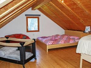 2 camas en una habitación con ático en Holiday Home Rustico Pamela by Interhome, en Chiavasco