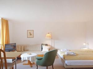 ein Wohnzimmer mit einem Sofa und einem Tisch in der Unterkunft Studio Helene Studio Christel by Interhome in Wengen