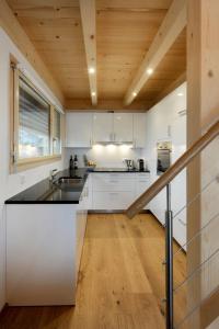 Küche/Küchenzeile in der Unterkunft Apartment Buggeli B by Interhome