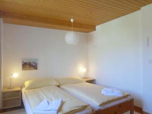 een slaapkamer met een bed met 2 kussens erop bij Apartment Schweizerhof-2 by Interhome in Wengen