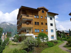 ein großes Gebäude mit einem Balkon an der Seite in der Unterkunft Apartment Appartement 29 by Interhome in Grächen