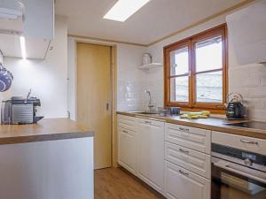 Kuchyň nebo kuchyňský kout v ubytování Chalet Zwärgli by Interhome