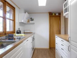 Η κουζίνα ή μικρή κουζίνα στο Chalet Zwärgli by Interhome +23 φωτογραφίες