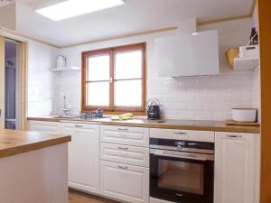 Η κουζίνα ή μικρή κουζίνα στο Chalet Zwärgli by Interhome