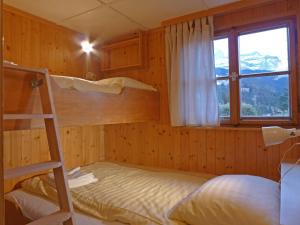 Ένα ή περισσότερα κρεβάτια σε δωμάτιο στο Chalet Zwärgli by Interhome