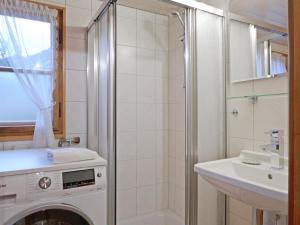 Koupelna v ubytování Chalet Zwärgli by Interhome