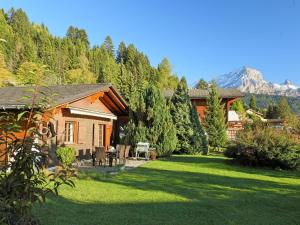 une cabane en rondins avec une table de pique-nique dans une cour dans l'établissement Chalet Chalet Lorila by Interhome, à Villars-sur-Ollon