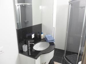 Salle de bains dans l'établissement Apartment Derby by Interhome