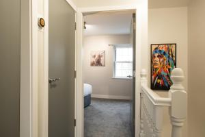 um corredor com uma porta que leva a um quarto em Escape Ordinary at Devenish Manor em Enniskillen