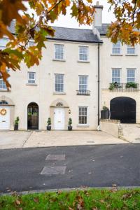 uma grande casa branca com uma entrada em frente em Escape Ordinary at Devenish Manor em Enniskillen