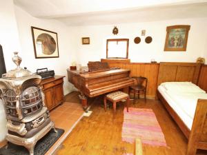 una camera con pianoforte e letto di Holiday Home Podoli by Interhome a Šamonice