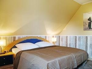 ノルトダイヒにあるApartment Witthuus-Spiekeroog by Interhomeの部屋の中に大きなベッドがある寝室