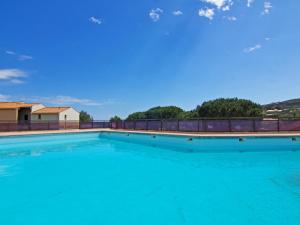 Swimming pool sa o malapit sa Apartment Le Domaine de la Gaillarde-5 by Interhome