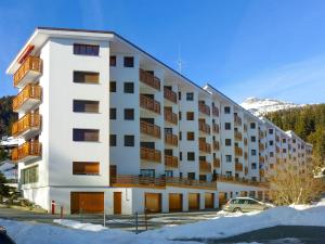 un edificio de apartamentos en las montañas en la nieve en Apartment Barzettes-Vacances 553 - Entrée N- 14 by Interhome, en Vermala