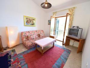 Televízia a/alebo spoločenská miestnosť v ubytovaní Apartment Orebić-5 by Interhome