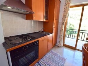 Kuchyňa alebo kuchynka v ubytovaní Apartment Orebić-5 by Interhome + 6 fotografií