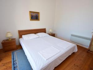 Posteľ alebo postele v izbe v ubytovaní Apartment Orebić-5 by Interhome