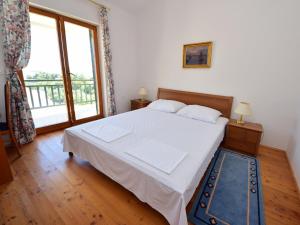 Posteľ alebo postele v izbe v ubytovaní Apartment Orebić-5 by Interhome