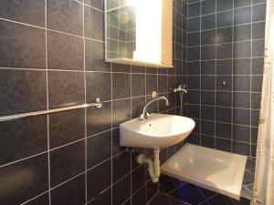 Kúpeľňa v ubytovaní Apartment Orebić-5 by Interhome