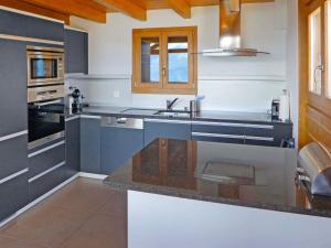 ナンダにあるChalet La Truffe-1 by Interhomeのシンクとカウンタートップのあるキッチン