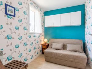 sala de estar con sofá y paredes azules en Apartment les Colombières by Interhome, en Villers-sur-Mer