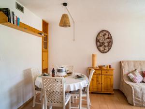 una sala da pranzo con un tavolo e un divano di Studio Lunik Orion-32 by Interhome a Le Corbier Altre 23 foto