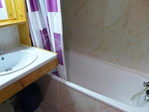 y baño con lavabo, bañera y ducha. en Apartment Le Triolet-5 by Interhome, en Chamonix-Mont-Blanc