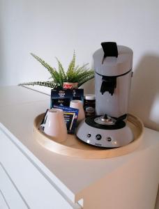 Příslušenství pro přípravu čaje a kávy v ubytování Monteurzimmer Apartment Katlenburg-Lindau FairWohnen24 All-Inkl 24h Check-In