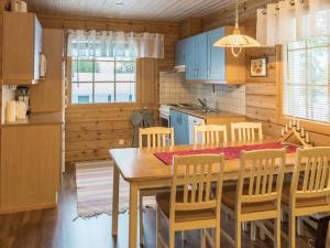 Kuchyň nebo kuchyňský kout v ubytování Holiday Home Koppelonkulma 1 by Interhome
