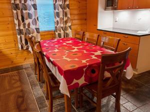 ein Esszimmer mit Tisch und Stühlen und eine Küche in der Unterkunft Holiday Home Tunturitähti by Interhome in Äkäslompolo