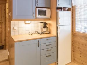 アカスロンポロにあるHoliday Home Koppelonkulma 2 by Interhomeのキッチン(白いキャビネット、冷蔵庫付)