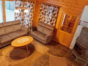 ein Wohnzimmer mit Sofa und Tisch in der Unterkunft Holiday Home Tunturitähti by Interhome in Äkäslompolo + 18 Fotos
