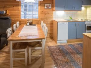 アカスロンポロにあるHoliday Home Koppelonkulma 3 by Interhomeのキッチン(木製テーブル、テーブル、椅子付)