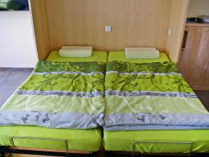ツェル・アム・ゼーにあるApartment Holiday-3 by Interhomeのベッド2台が隣同士に設置された部屋です。