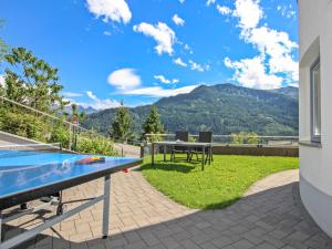 eine Terrasse mit einem Tisch und Bergblick in der Unterkunft Apartment Jenewein by Interhome in Fliess