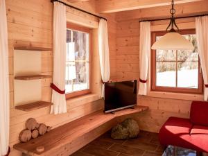 TV a/nebo společenská místnost v ubytování Chalet Glockner-1 by Interhome