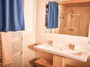 Koupelna v ubytování Chalet Glockner-1 by Interhome