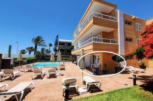 Bazén v ubytovaní Apartamentos Horizonte alebo v jeho blízkosti