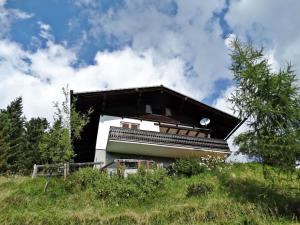 budynek na szczycie trawiastego wzgórza w obiekcie Holiday Home Lotte by Interhome w mieście Sirnitz-Sonnseite