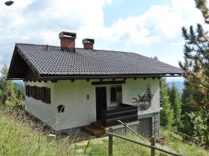 mały biały dom na szczycie wzgórza w obiekcie Holiday Home Lotte by Interhome w mieście Sirnitz-Sonnseite