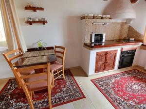 Кухня или мини-кухня в Chalet Lhotka by Interhome
