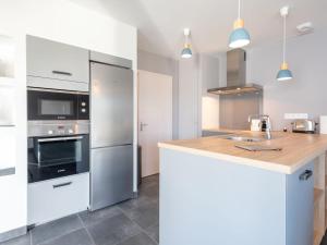 Una cocina o kitchenette en Holiday Home Les Goelettes by Interhome