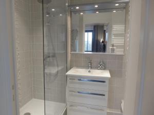 Ванная комната в Apartment Clos St Martin-5 by Interhome