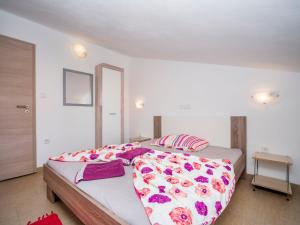 um quarto com uma cama grande num quarto em Apartment B&B-6 by Interhome em Ližnjan