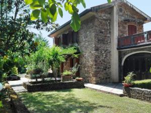 GiunganoにあるVilla Tenuta Valente by Interhomeの前庭付きの古い石造りの家