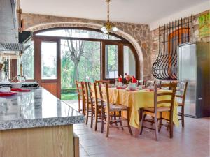 kuchnia ze stołem z żółtą tkaniną w obiekcie Villa Tenuta Valente by Interhome w mieście Giungano