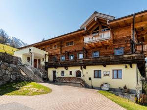 ein großes Holzhaus mit einer Steinzufahrt in der Unterkunft Apartment Mooslehen-1 by Interhome in Schattberg