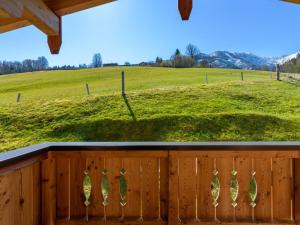 einen Holzzaun mit Blick auf ein Feld in der Unterkunft Apartment Mooslehen-1 by Interhome in Schattberg