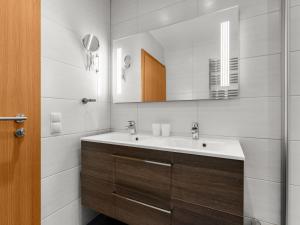 Ein Badezimmer in der Unterkunft Apartment Mooslehen-1 by Interhome
