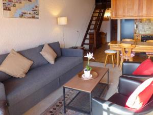 salon z niebieską kanapą i krzesłami w obiekcie Apartment Les Aiguilles d'Argent 10 by Interhome w mieście Chesières